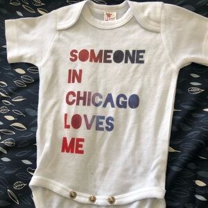 Someone in Chicago loves me onesie size 0-3